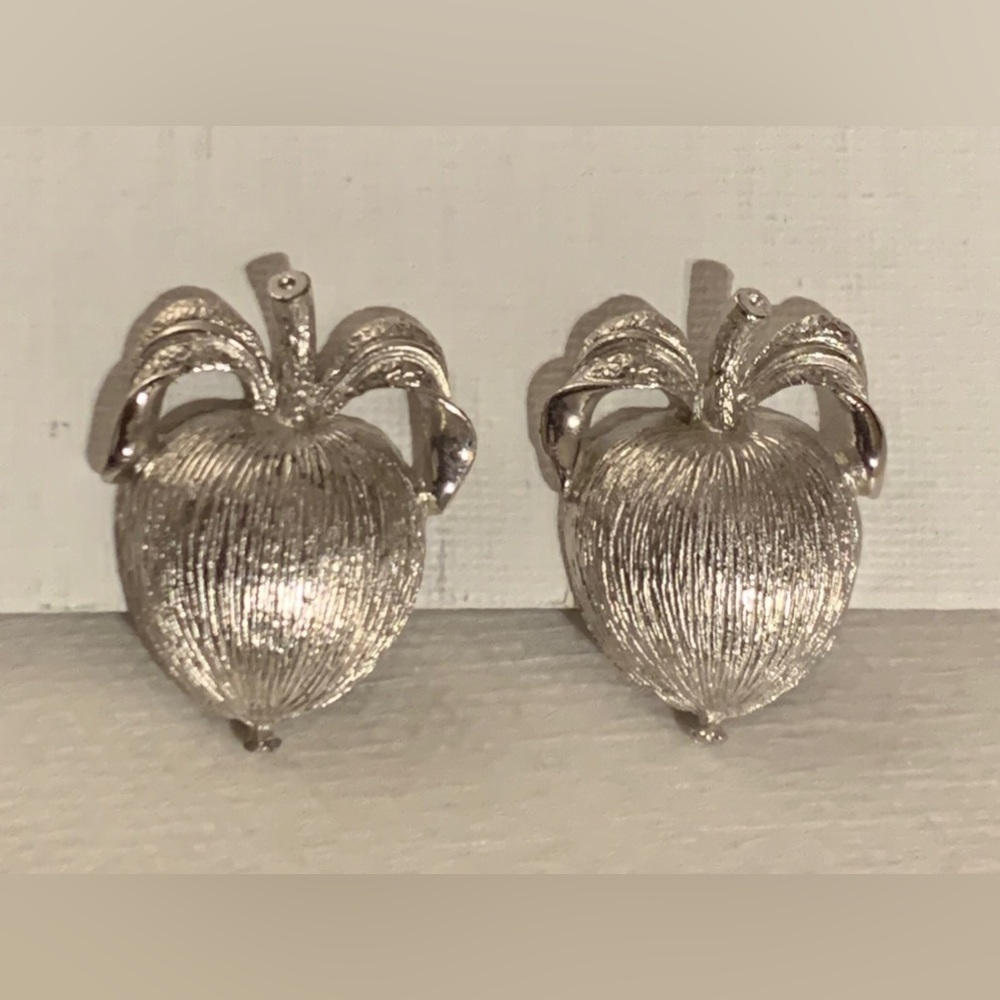 NOS Vtg 1961 ADAMs DELIGHT Textured Silvertone Apple CLIP Earring Sarah Coventry